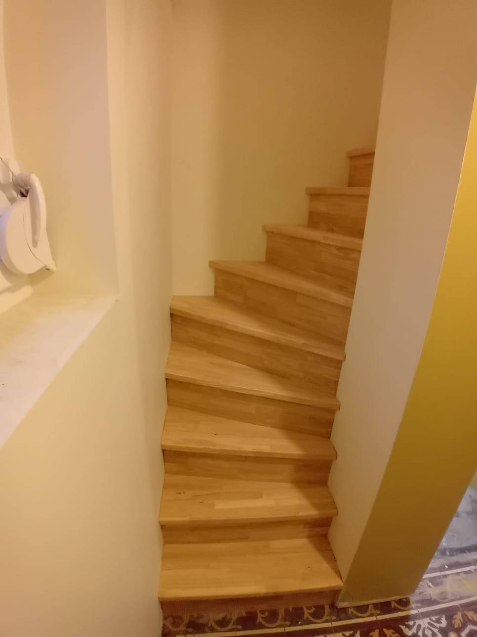 Escalier à limon en hévéa